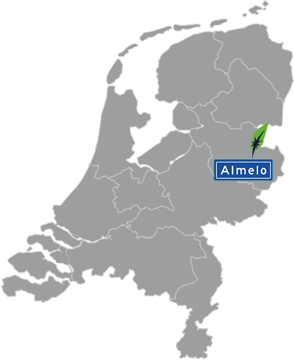 Grijze kaart van Nederland met Almelo aangegeven voor maatwerk taalcursus Engels zakelijk - blauw plaatsnaambord met witte letters en Dagnall veer - transparante achtergrond - 600 * 733 pixels